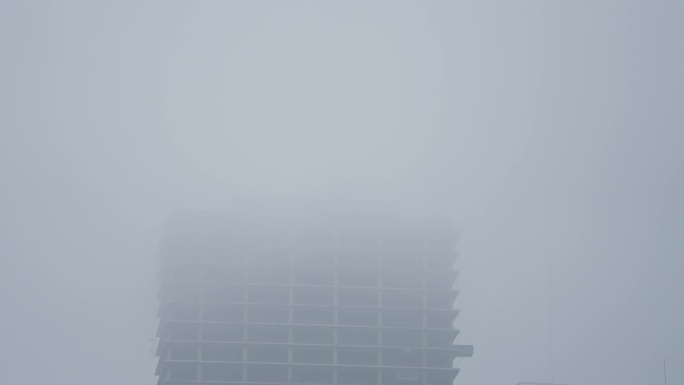 雾中施工的高层建筑-延时