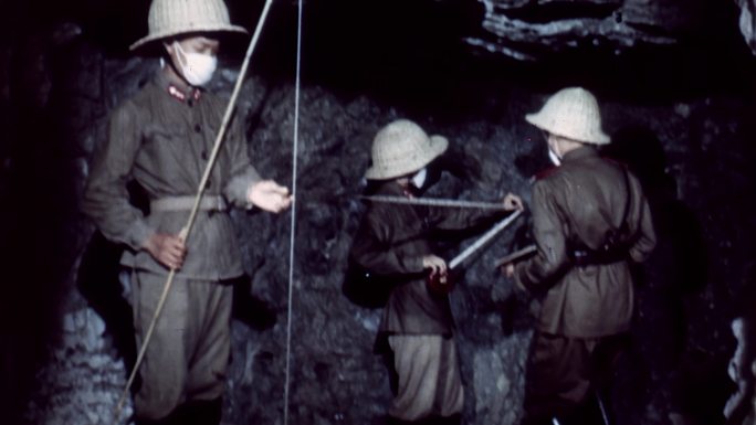建设工人挖掘隧道打孔钻眼50年代