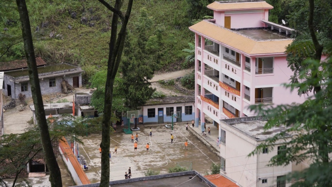 山区小学生上学课间活动打扫卫生