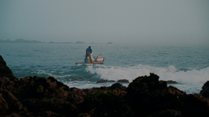 4k调色渔民海边赶海捕鱼捡海胆刮海草