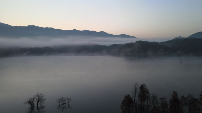 航拍雾气环绕的湖泊