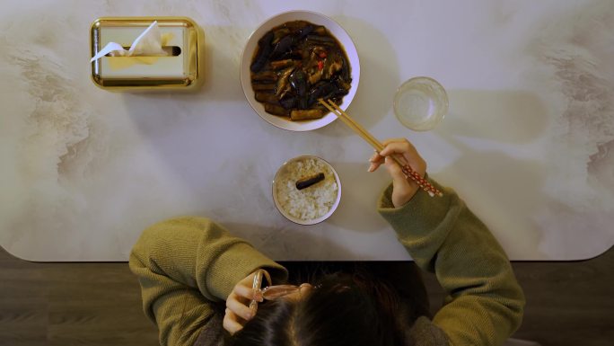 孤独的北漂女孩吃饭和家人打电话