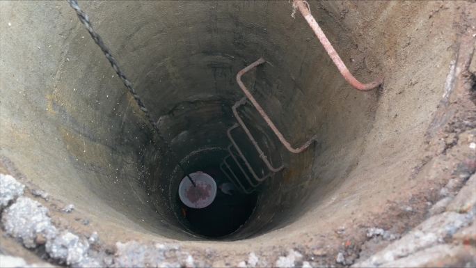城市地下管道工人施工地下水管安全帽