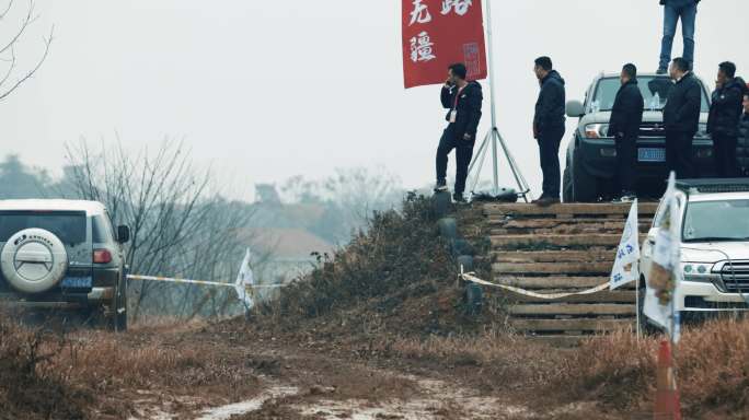 越野车开过水坑和泥泞路画面 120升格