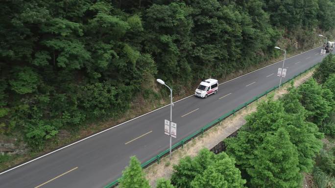 行驶中的救护车—多镜头