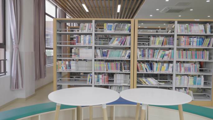 4K实拍学校图书馆阅览室一角。