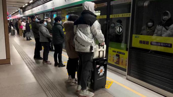 地铁拖行李箱出行的人们