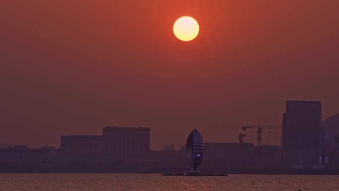 日落滴水湖悬日冬天的太阳落日