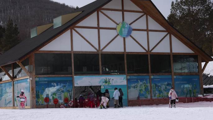 滑雪场索道排队
