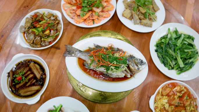 一桌丰盛的菜品、美食、海鲜