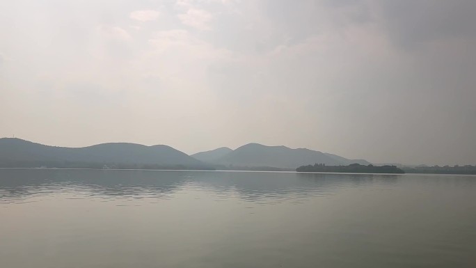 平静的湖水湖面