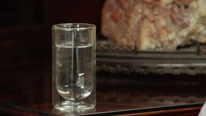 水杯放桌上动作玻璃水杯特写放下水杯