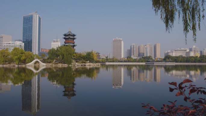 太原迎泽公园湖畔 鸭子 鼓楼 行人 草地