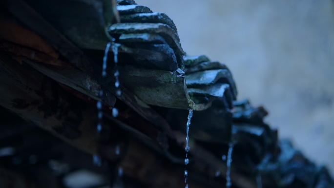 瓦房下雨天老屋下雨屋檐水滴慢镜头意境安静