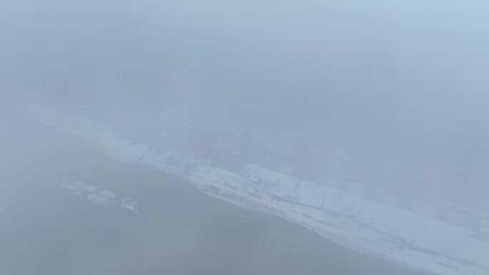 雪后穿过云雾见到白雪皑皑的城市