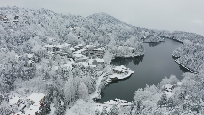 4K航拍江西庐山雪景如琴湖