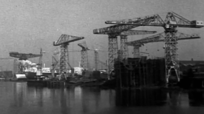 40年代造船厂豪华游轮下水出航航行