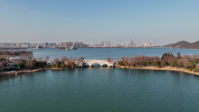 航拍湖和城市的生态美景（徐州云龙湖）