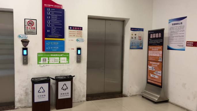 南宁百货MMGO商圈地下停车场商场电梯