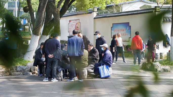 公园中老年休闲踢毽子人群