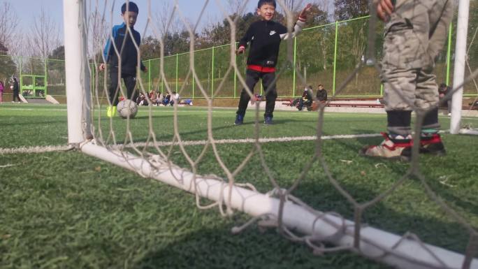 学生足球赛草地踢球