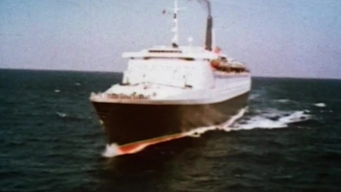 80年代豪华游轮海上出航环球航行