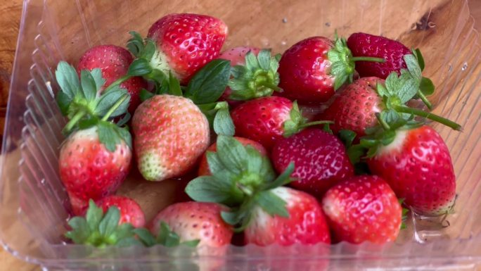 一盒刚采摘的新鲜的草莓