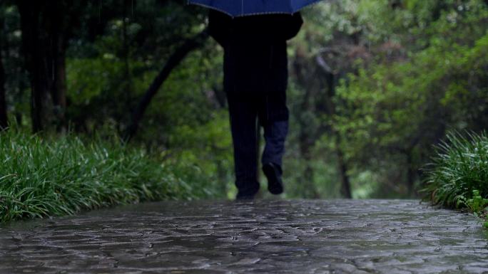 孤单 寂寥 雨天行人走过石板路