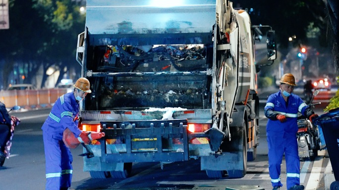 劳动人民清洁垃圾车环保作业垃圾处理环卫工