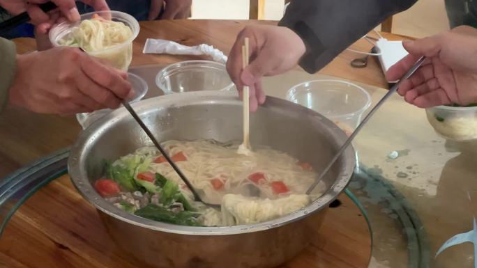 饭点餐点集体餐大盆面条西红柿鸡蛋面