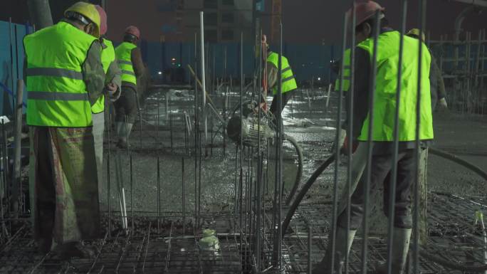 【4K】建筑工地工人浇筑混凝土（夜晚）