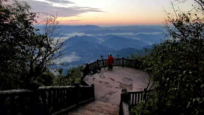 摩围山悬崖观景台黎明摄影人