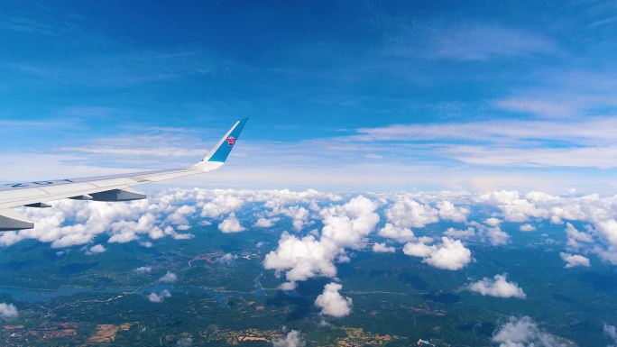 南航飞机空中起飞窗外蓝天白云