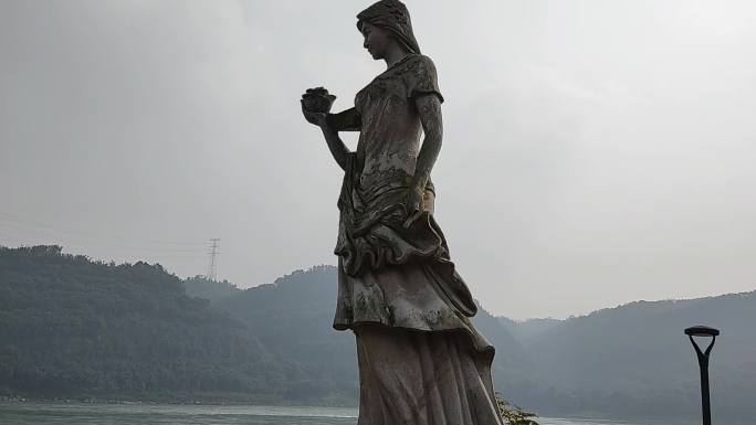 万里长江第一湾长江女儿塑像 春天江边风景