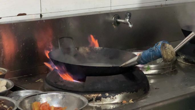 厨房灶台明火火焰烧锅热锅