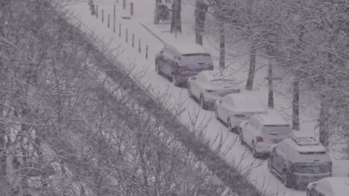 俯拍北京鹅毛大雪道路两旁车辆覆盖厚厚积雪