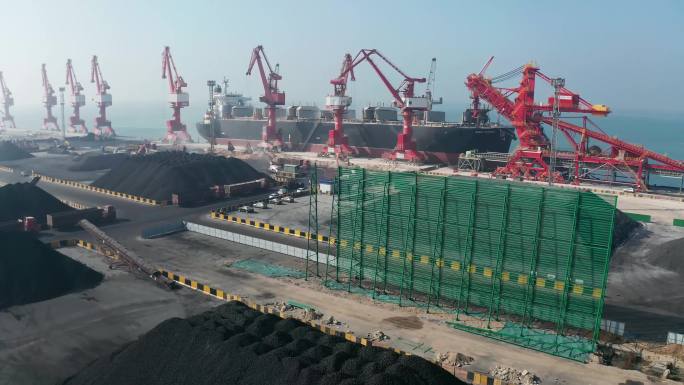 航拍运输煤炭的港口