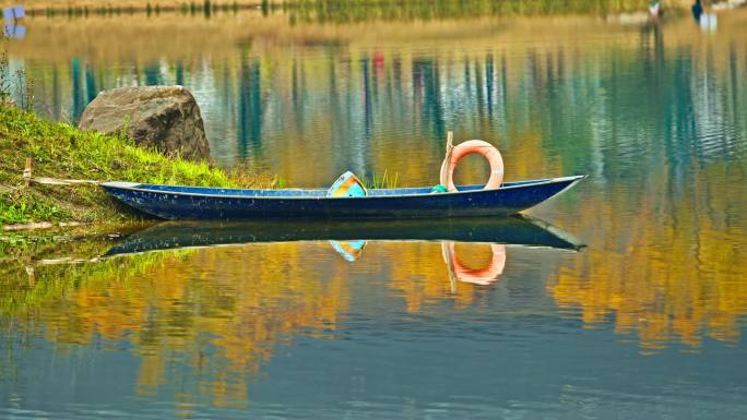 湖边公园环卫小船