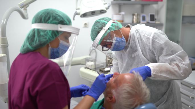 牙科团队在牙科诊所进行牙科手术
