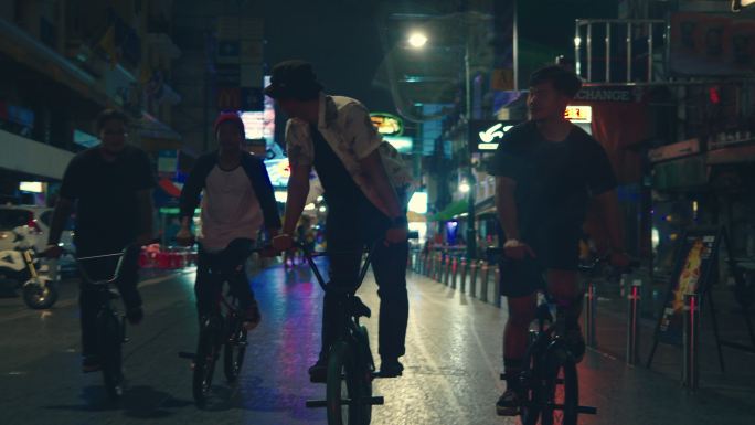 在曼谷街头骑自行车。