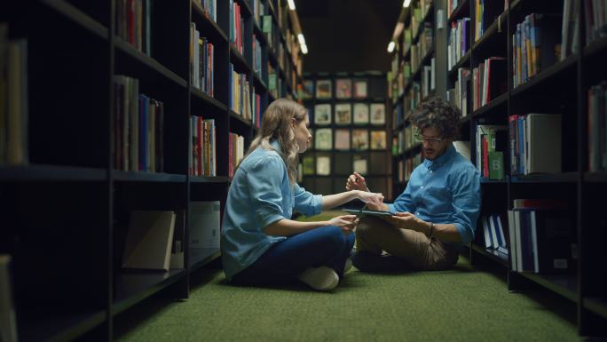 大学生坐在图书馆交流