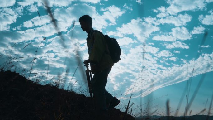 男人登山人物剪影勇攀高峰成功登顶励志素材