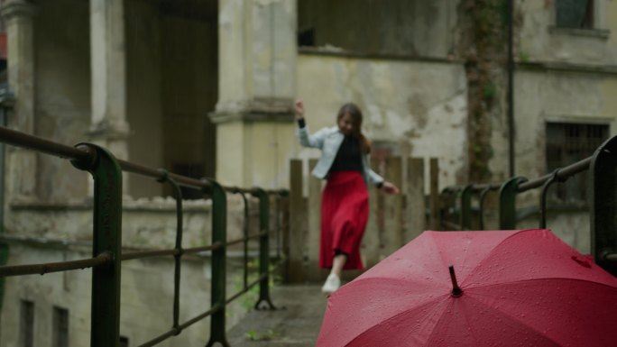 雨中在桥上跳舞的年轻女子