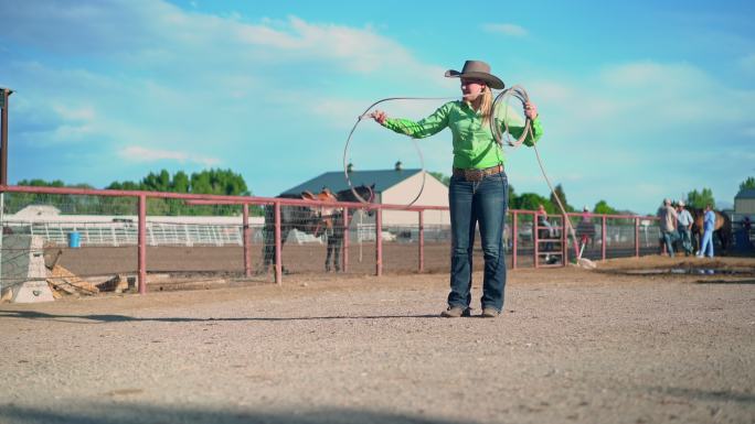 牧场上训练套索的年轻女牛仔