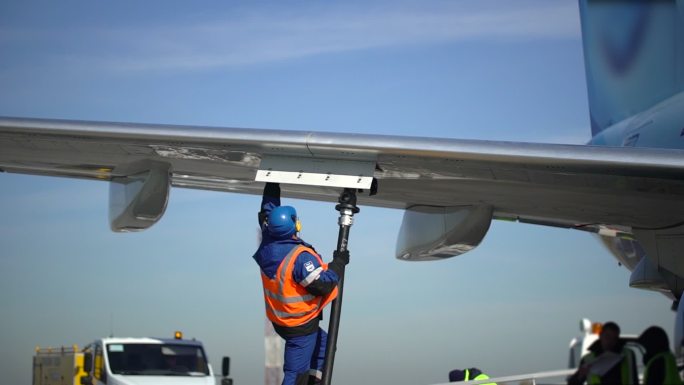 机场机组人员为航空公司的飞机加油