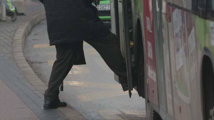老年人乘坐公共交通工具进入公交车