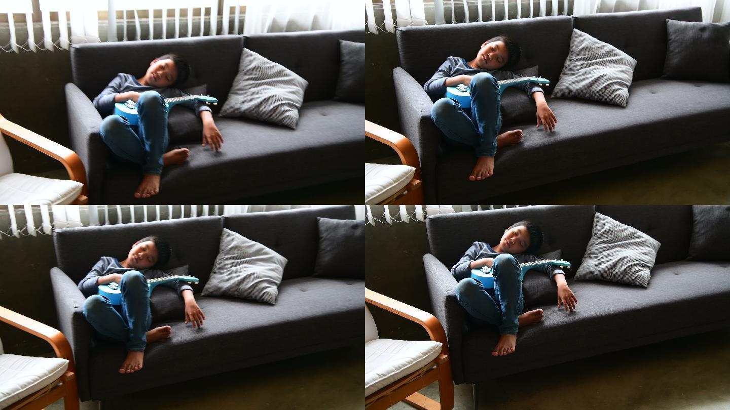 懒惰的男孩躺在沙发上