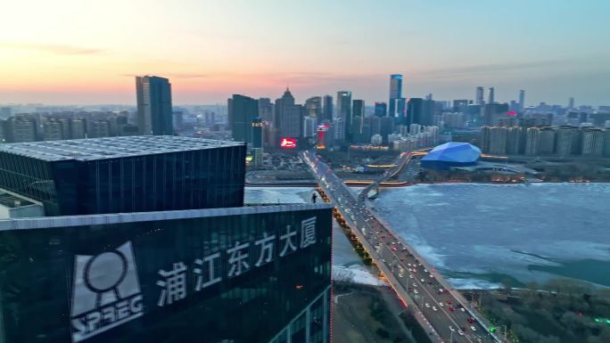 航拍一个人站在沈阳城市楼顶天台看风景