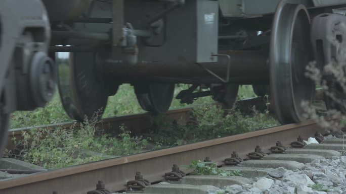 不同速度在铁轨上行驶的火车车轮-多镜头