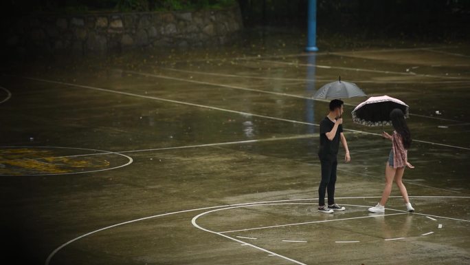 情侣雨中吵架争执分手